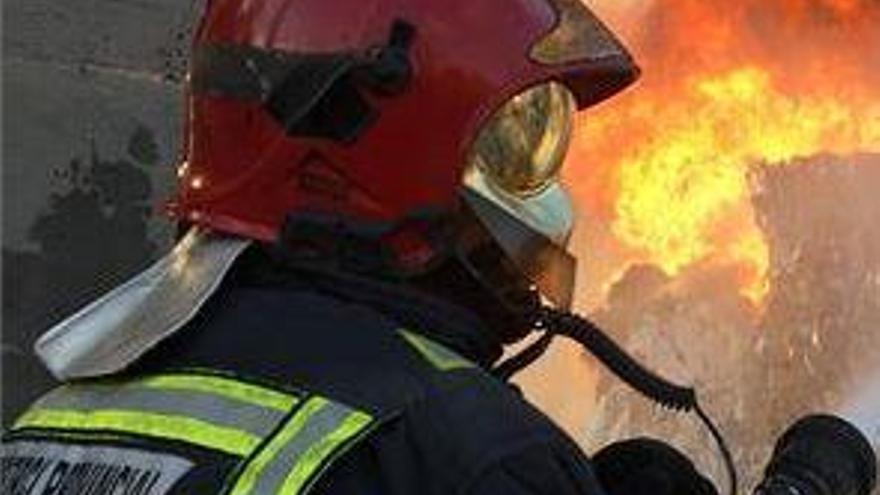 Los bomberos sofocan un incendio en Vila-real