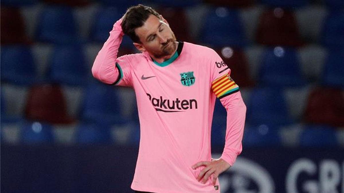 Messi, abatido sobre el verde del Ciutat de València