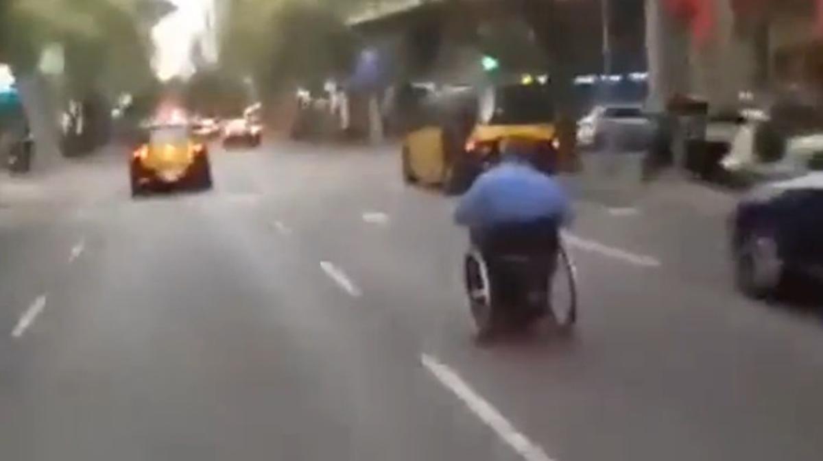 Un usuario ha colgado en Youtube un vídeo en el que se ve a un hombre en una silla de ruedas bajando por la calle de Muntaner.