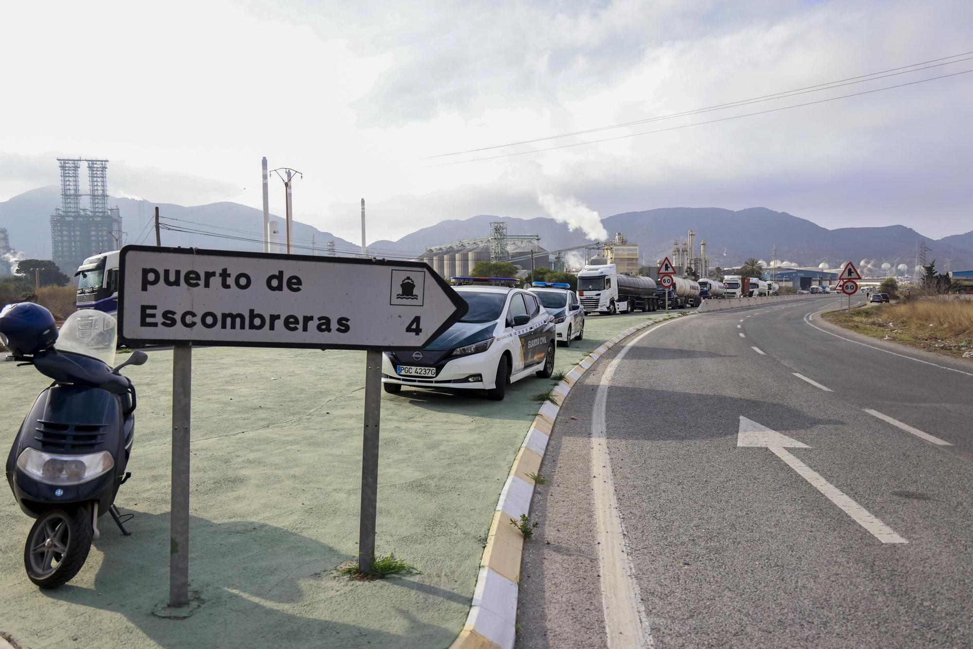 Las imágenes de la protesta de agricultores que ha colapsado el tráfico en Murcia