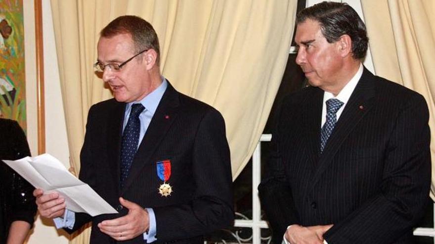 A la izquierda, Diego Canga, con la Orden de O&#039;Higgins, junto al embajador de Chile ante la UE.