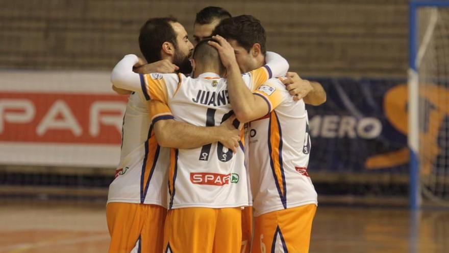 Los jugadores del Plásticos Romero celebran un gol ante el Catgas.