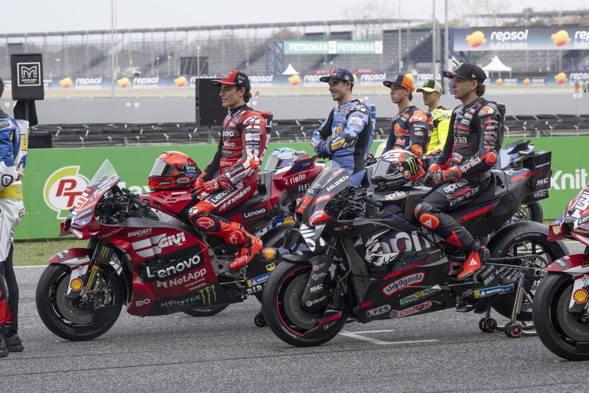 Marc Márquez y Marco Bezzecchi, en Buriram