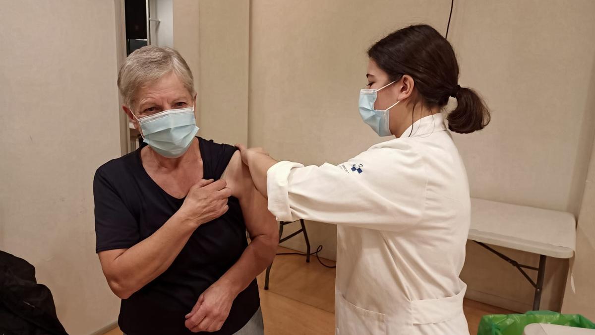 María Elena García recibe la tercera dosis de la vacuna