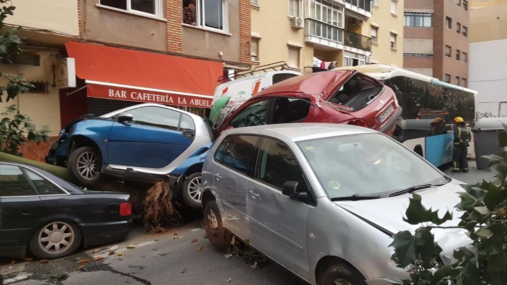 Un autobús embiste a media docena de coches en Héroe de Sostoa.