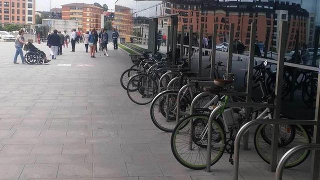 Varias bicicletas aparcadas a la entrada de Consultas Externas del HUCA.