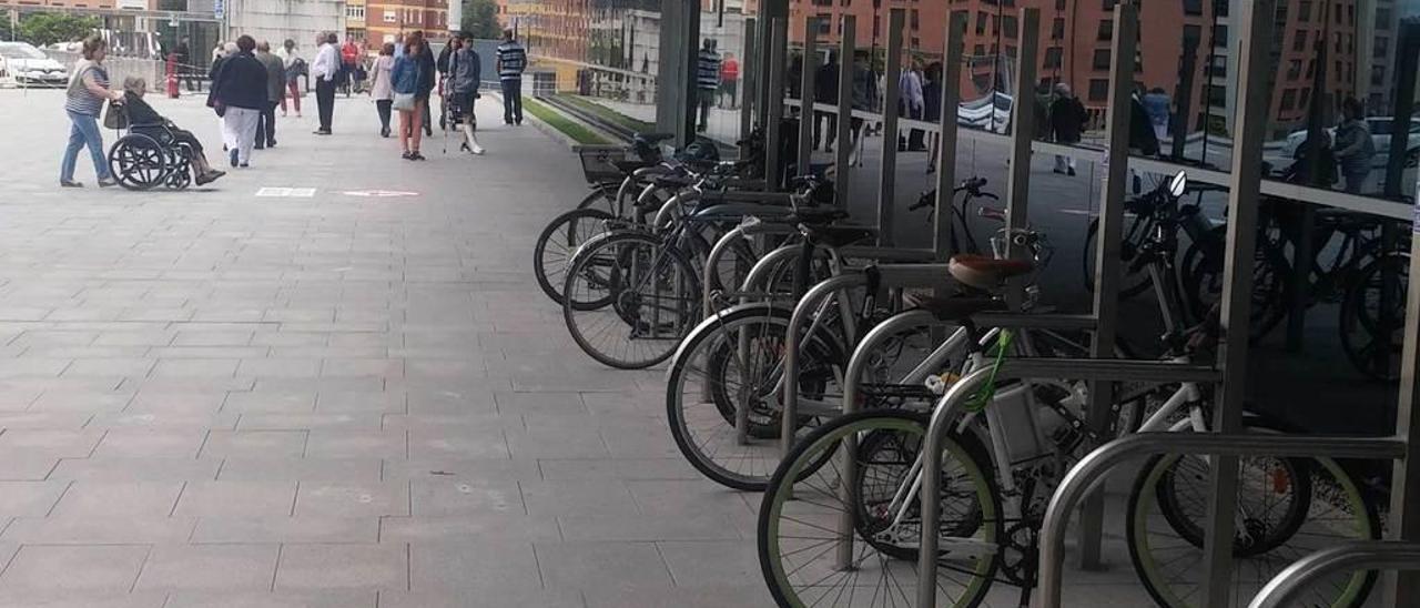 Varias bicicletas aparcadas a la entrada de Consultas Externas del HUCA.