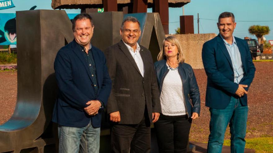 Díaz junto a los candidatos de El Coromoto, Camino La Villa y San Lázaro.