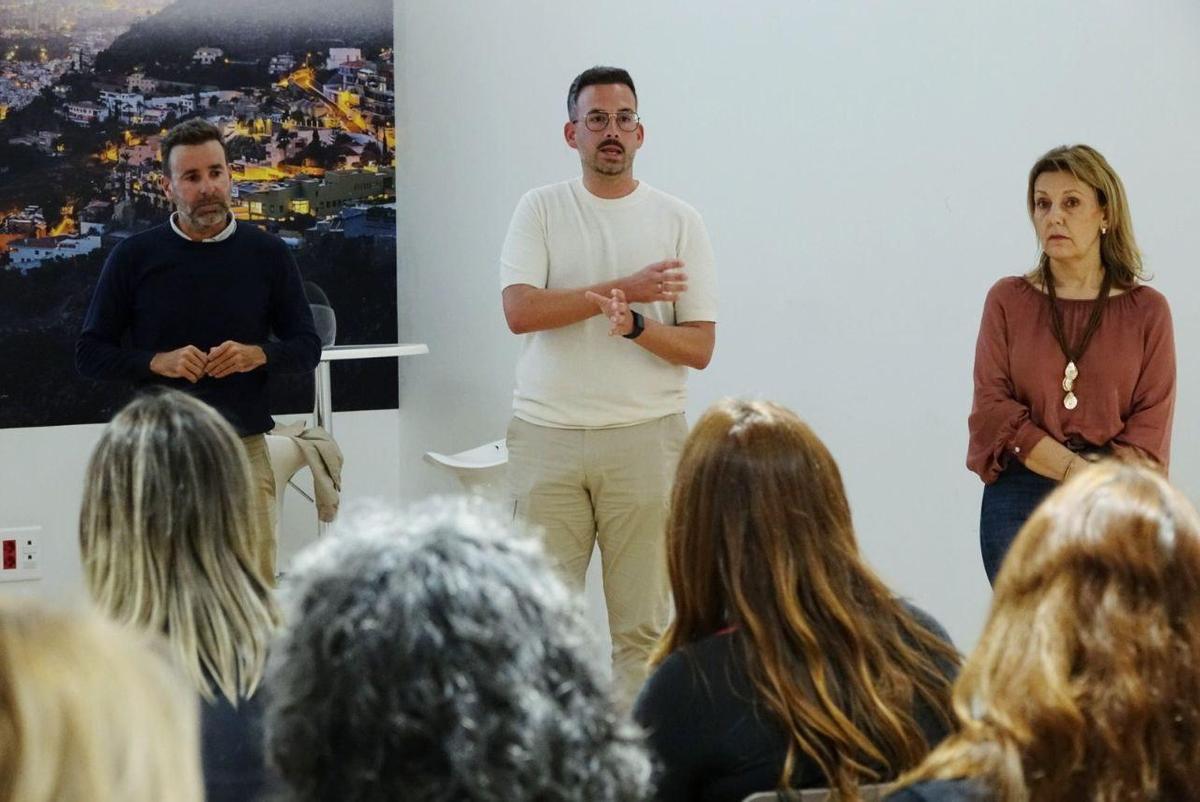 Reunión del Ayuntamiento con los comerciantes de la calle de La Rosa-