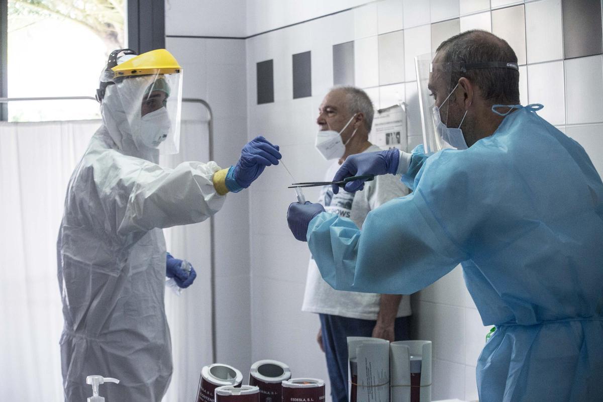 Toma de muestras para una prueba PCR, en imagen de archivo