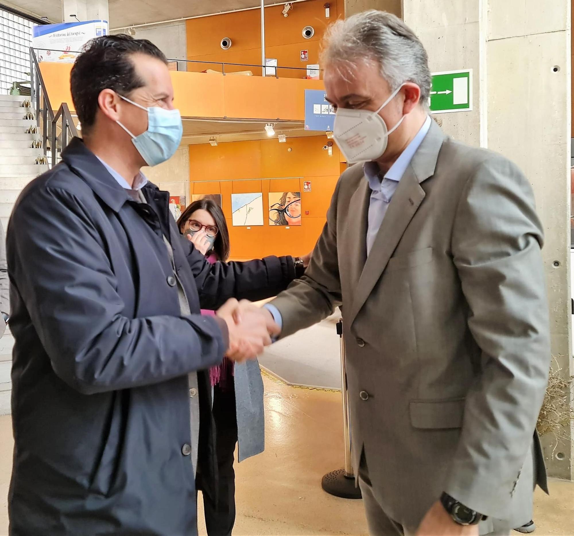 El alcalde dando la bienvenida al conseller en el Museo del Calzado de Elda.