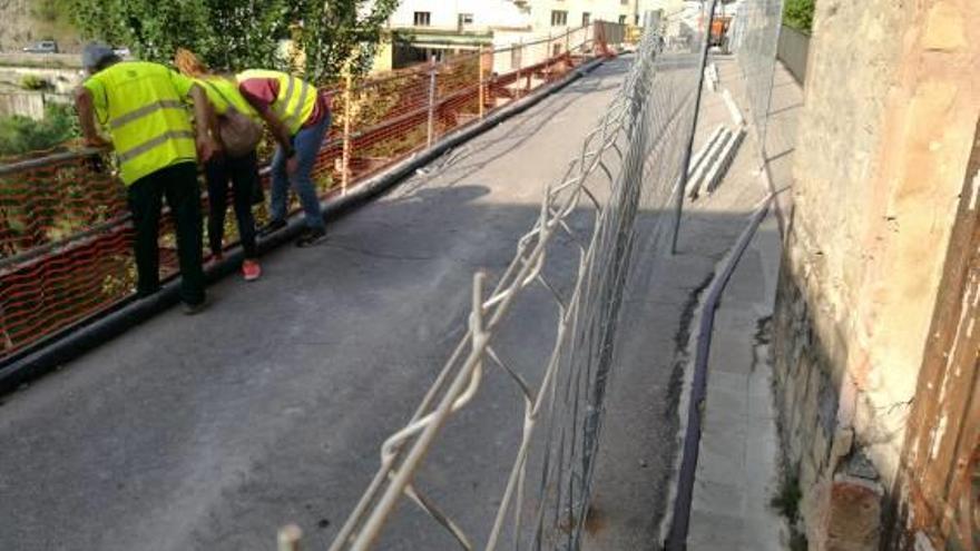 Obres al pont vell de Sallent en el seu inici, el mes de juny passat