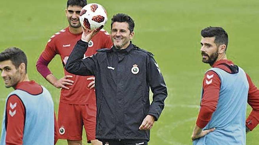 Iván Ania, entrenador del Racing, durante un entrenamiento en Santander.