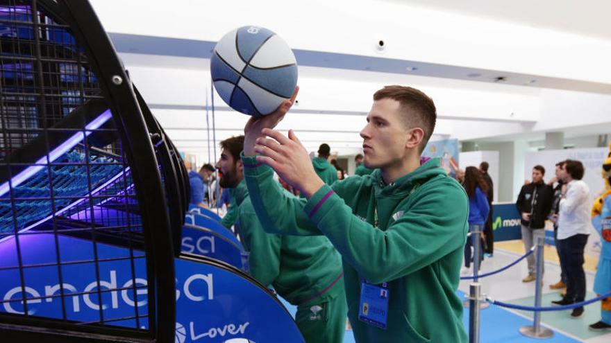 Nemanja Nedovic lanza a una canasta en un juego ayer en la Fan Zone. | acbmedia