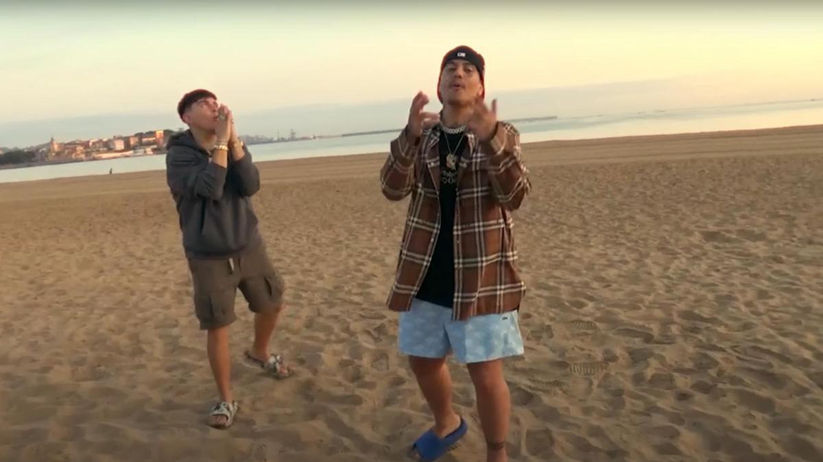 YSY A y Duki, en una escena del videoclip en la playa de San Lorenzo.