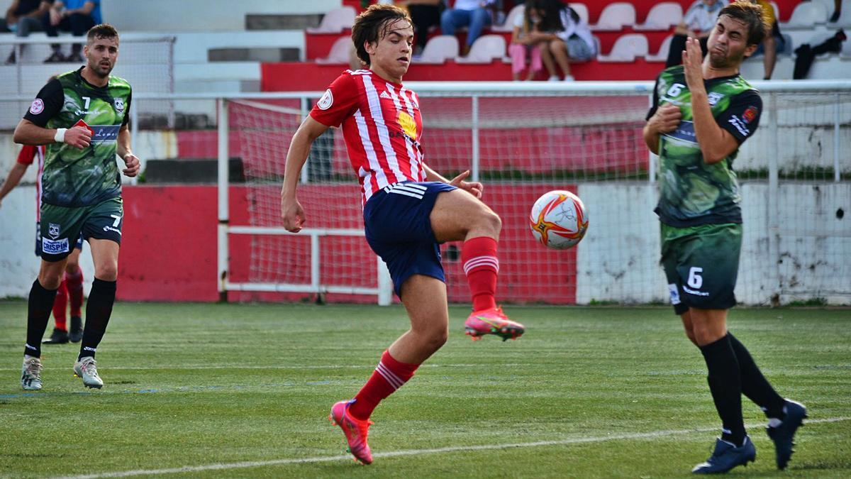 Un jugador del Alondras intenta controlar el balín durante el partido de la semana pasada. |  // GONZALO NÚÑEZ