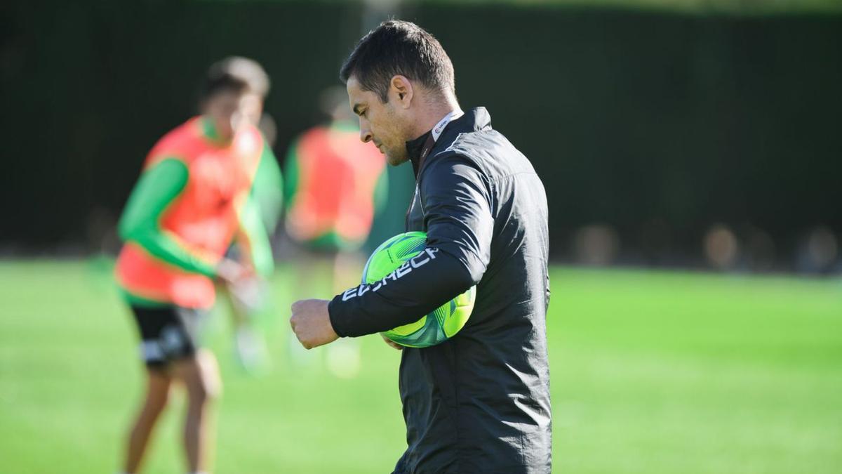 Francisco, pensativo, durante el entrenamiento de ayer en el campo de fútbol Díez Iborra. | SONIA ARCOS/ECF