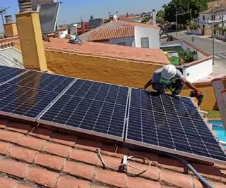 Los altos precios de la luz triplican la demanda para instalar placas solares