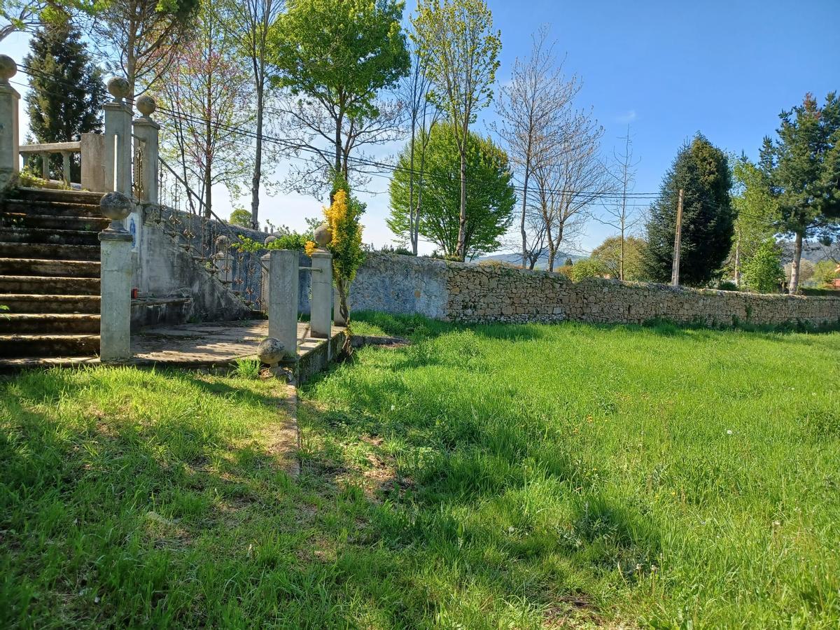 Acceso a terraza en el interior de la finca de Quinta Rosita, en Portiella (Ables)
