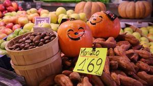 Castañas, boniatos y calabazas, en una parada del mercado de Horta de Barcelona.