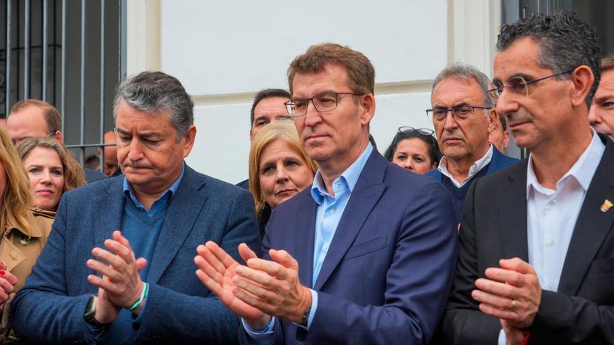 El presidente del Partido Popular, Alberto Núñez Feijóo, asiste al minuto de silencio en el Ayuntamiento de Barbate. Francisco J. Olmo / Europa Press