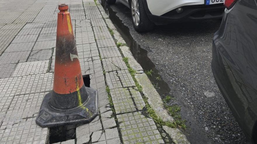 El socavón abierto en la acera de la avenida de Ourense. |  G.N.