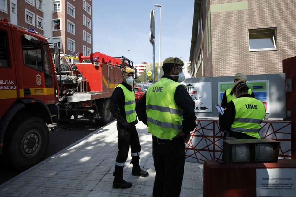 La UME desinfecta el centro de mayores de Jovellanos