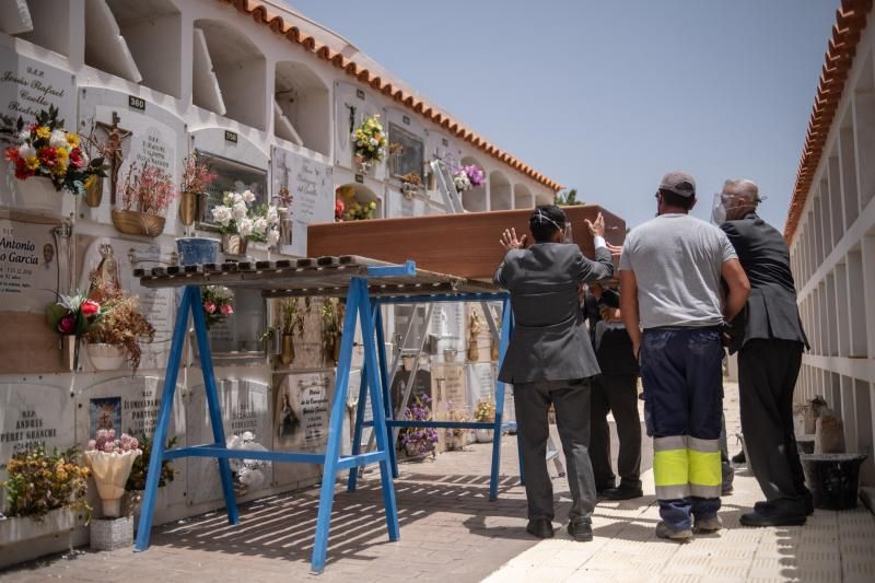 Entierro de los cuerpos de los 24 migrantes del cayuco hallado el 26 de abril