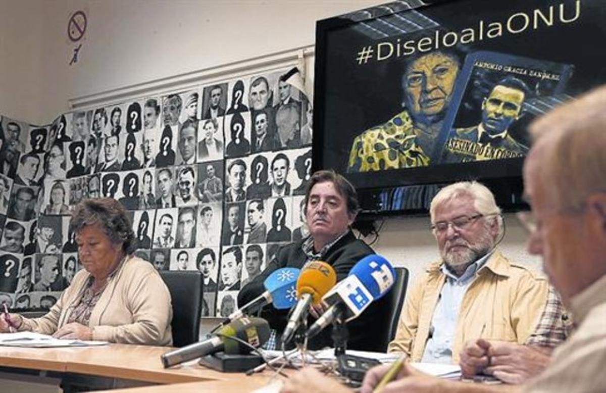 Cristina Almeida, amb diverses víctimes del franquisme, en una roda de premsa a l’octubre. Cristina Almeida, amb diverses víctimes del franquisme, en una roda de premsa a l’octubre.