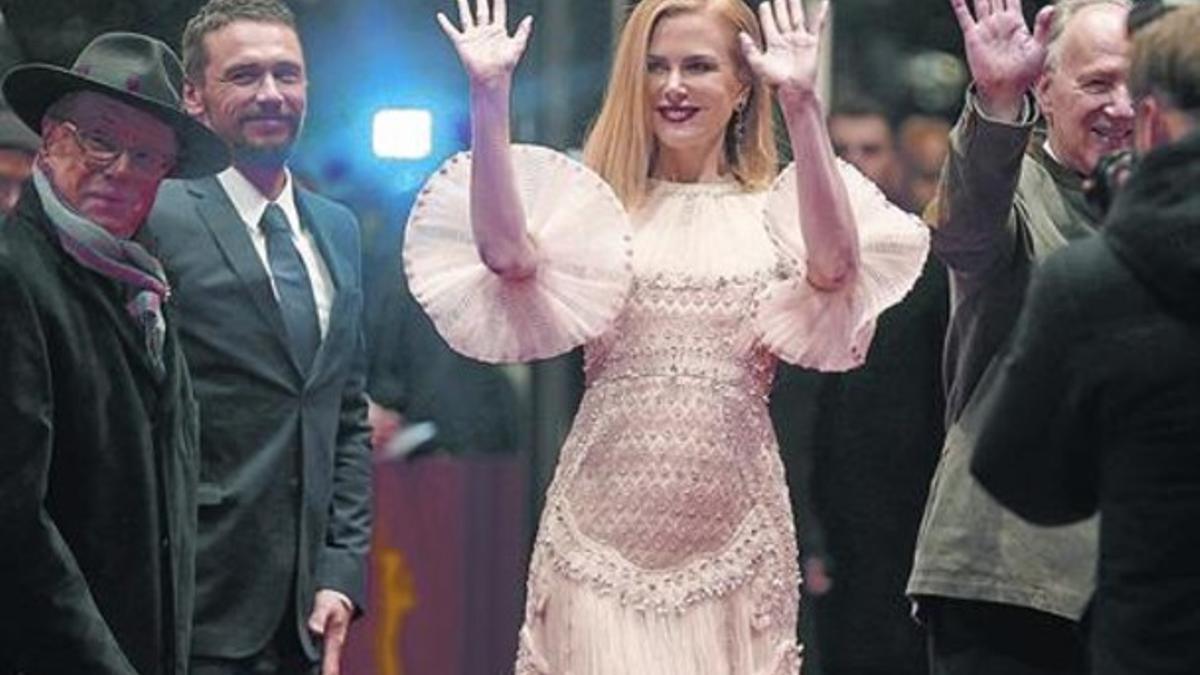 Nicole Kidman, ayer, en Berlin, entre James Franco (izquierda), y el director Werner Herzog.