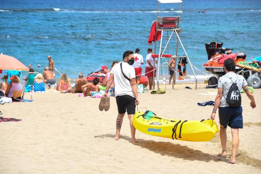 Las mascarillas invaden Las Canteras