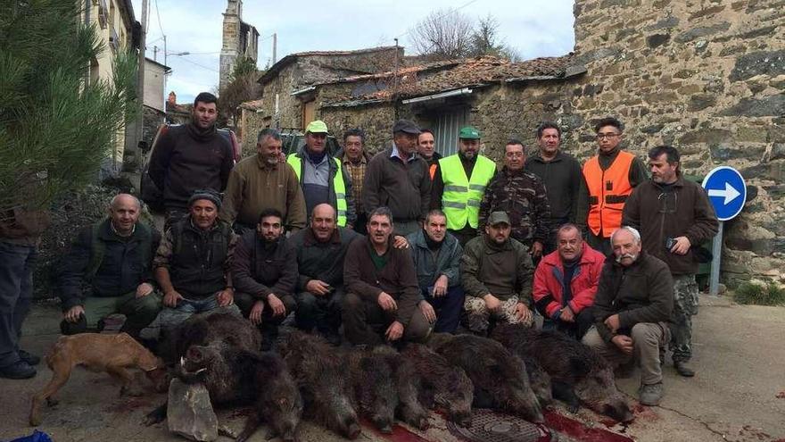 Los cazadores, junto a los nueve jabalíes abatidos en Figueruela de Abajo.