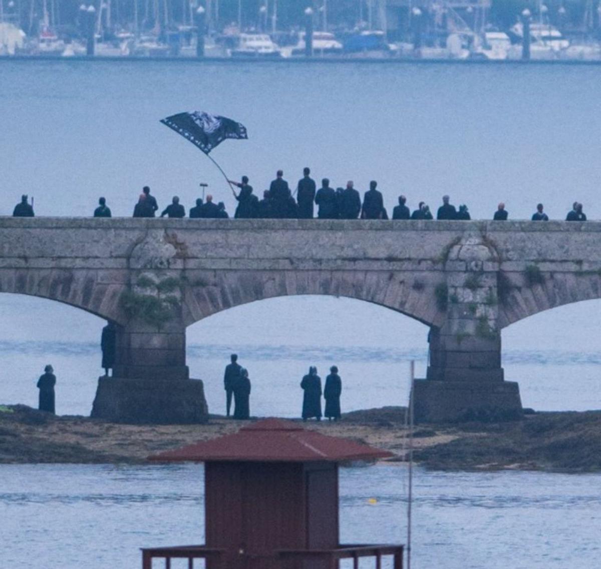 Rodaje del videoclip sobre elpuente que une las islas de  San Simón y San Antón, ayer,en Redondela.   | // HÉCTOR SENRA