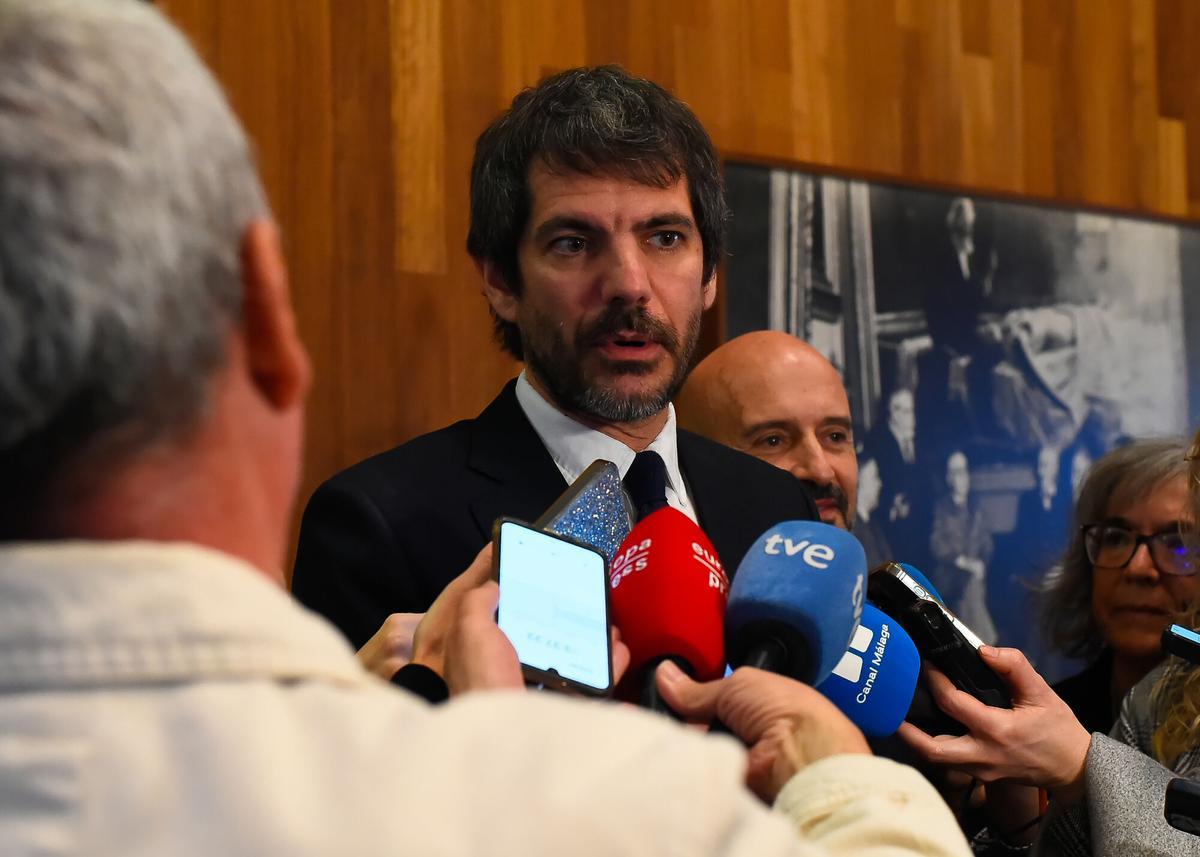 Urtasun atiende a los medios durante en el Museo de Málaga.