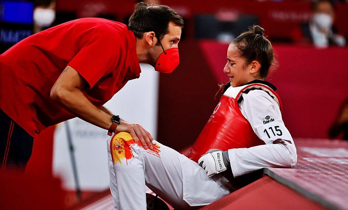 Adriana Cerezo recibe ánimos de uno de sus entrenadores tras caer en la final. EFE/ Miguel Gutiérrez
