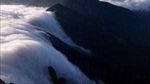 Espectacular cascada de nubes en el pico de Hubei, en China