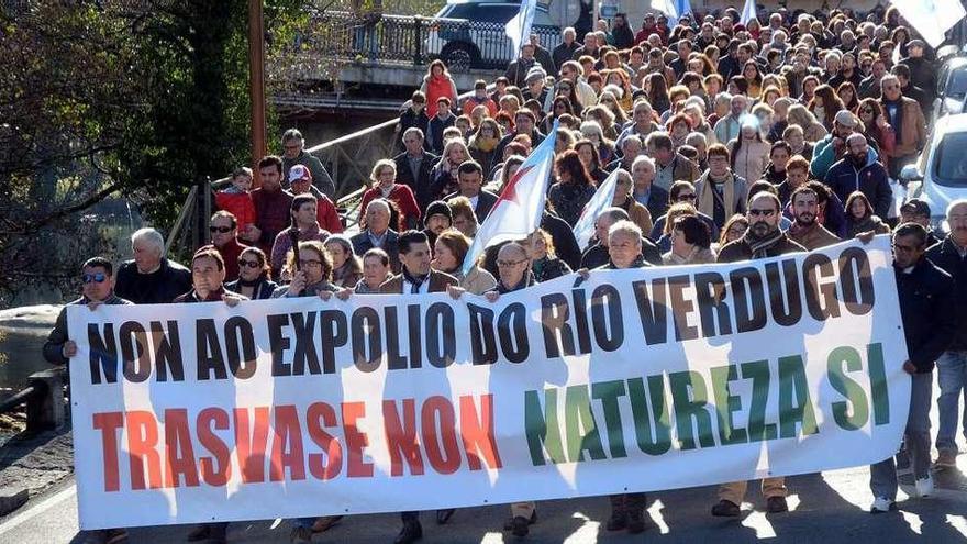 Participantes en la marcha con carteles en contra del trasvase de agua del Verdugo a Eiras. // Rafa Vázquez