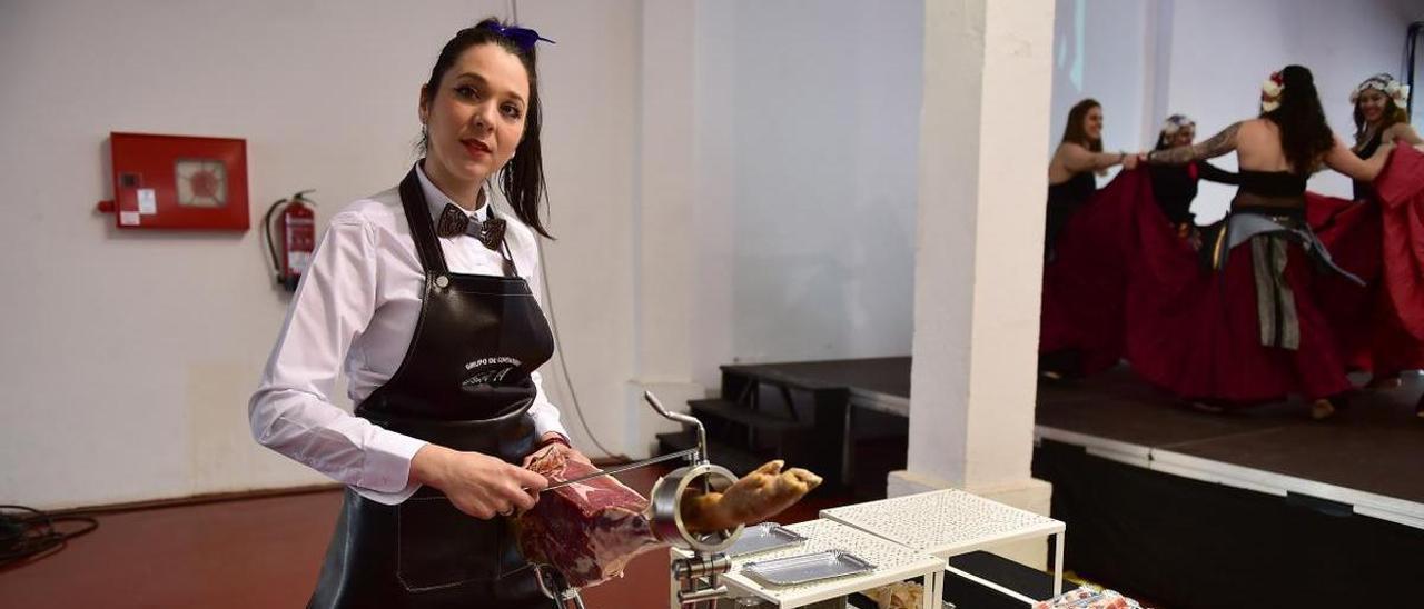 La única cortadora de jamón profesional de Plasencia, Montse Susaño.