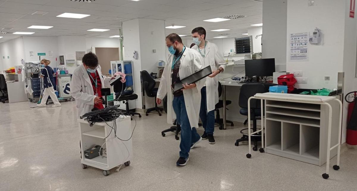 Un momento del traslado de la uci pediátrica del Infantil al Servet, en noviembre de 2022.