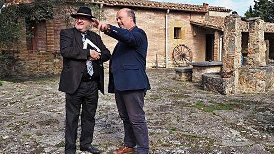 A l&#039;esquerra, el taller. A la dreta, l&#039;alcalde, Francesc Castañer, i el director de l&#039;Agència Catalana del Patrimoni Cultural, Josep Manuel Rueda, a Can Tista.