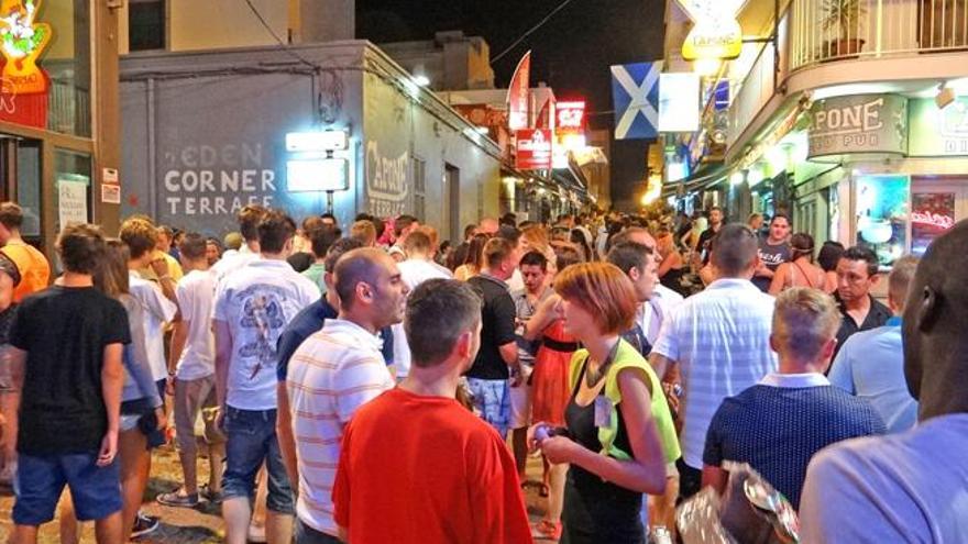 Turistas en el centro de Sant Antoni, el verano pasado.