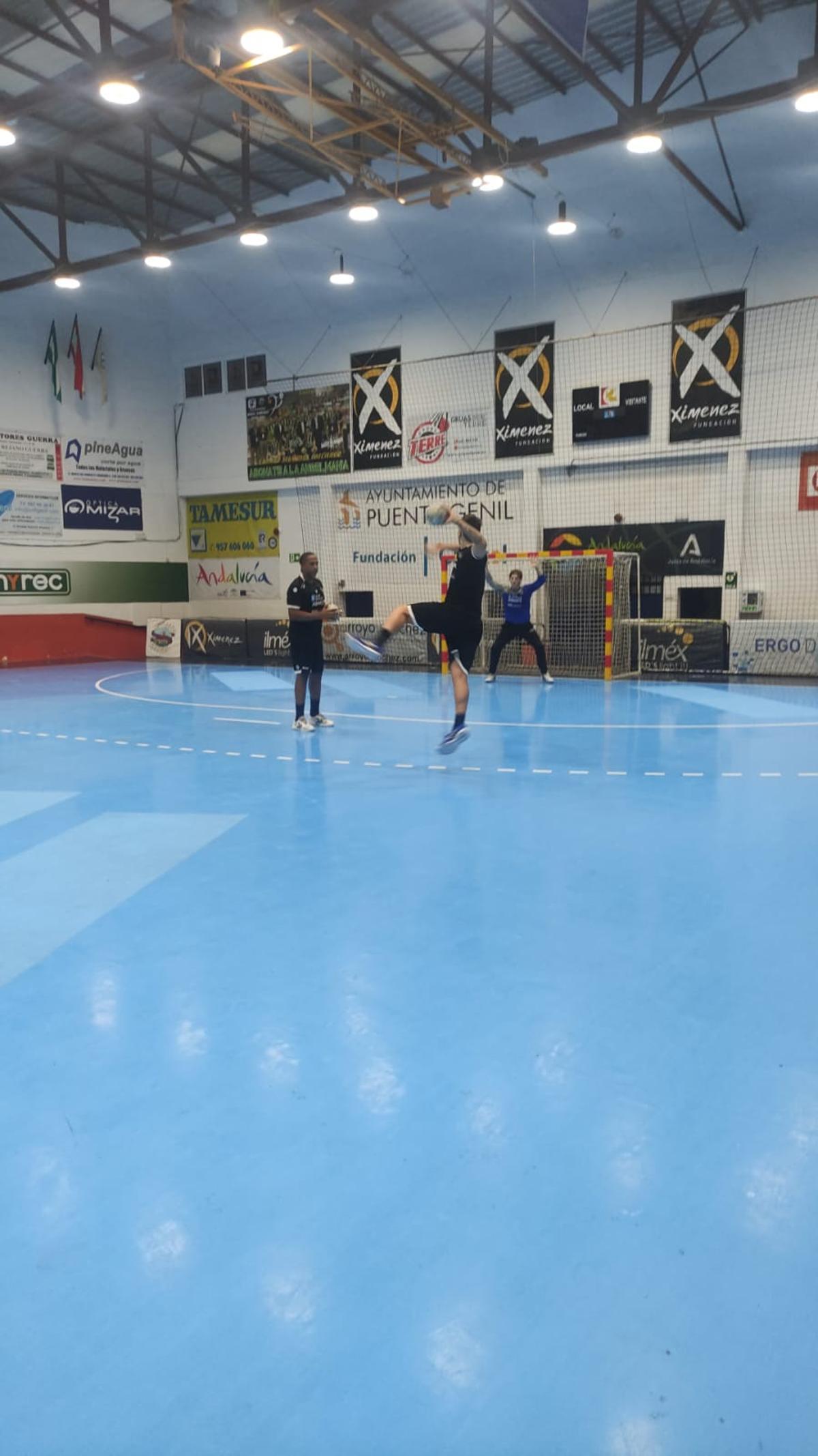 Un momento del entrenamiento de ayer del Frigoríficos en la pista del Puente Genil, en Córdoba.