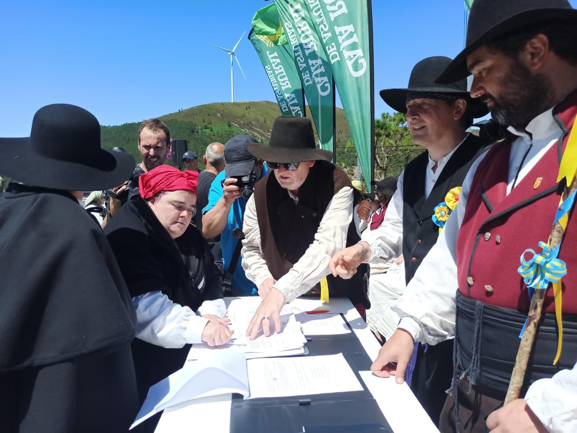 En imágenes: Así ha sido la histórica boda vaqueira en Aristébano con la presencia de Adrián Barbón