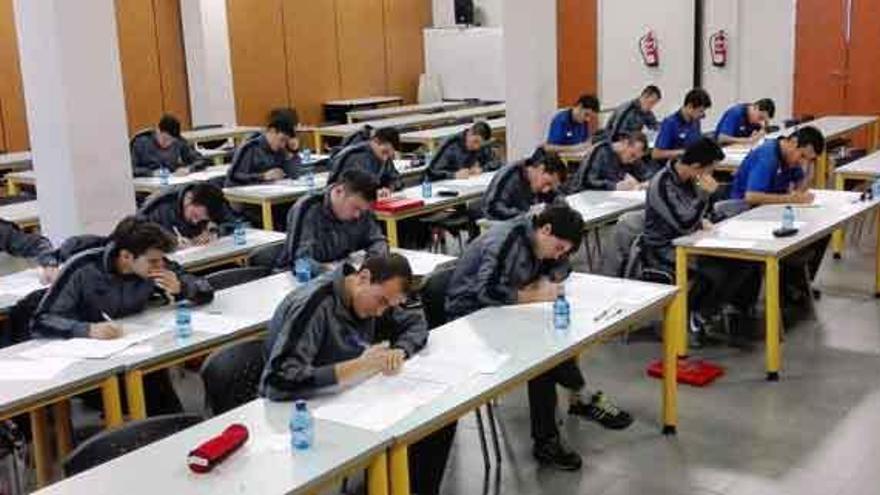 Los colegiados, durante las pruebas teóricas.