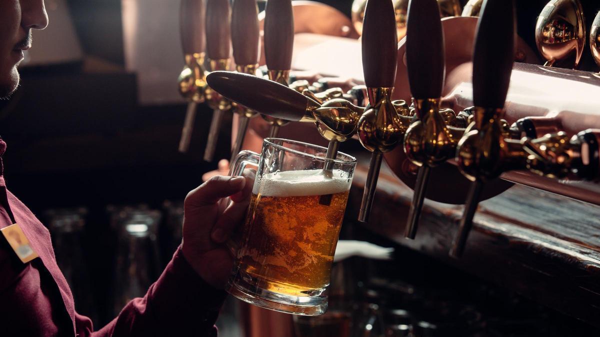 Una imagen recurso de un camarero sirviendo una jarra de cerveza