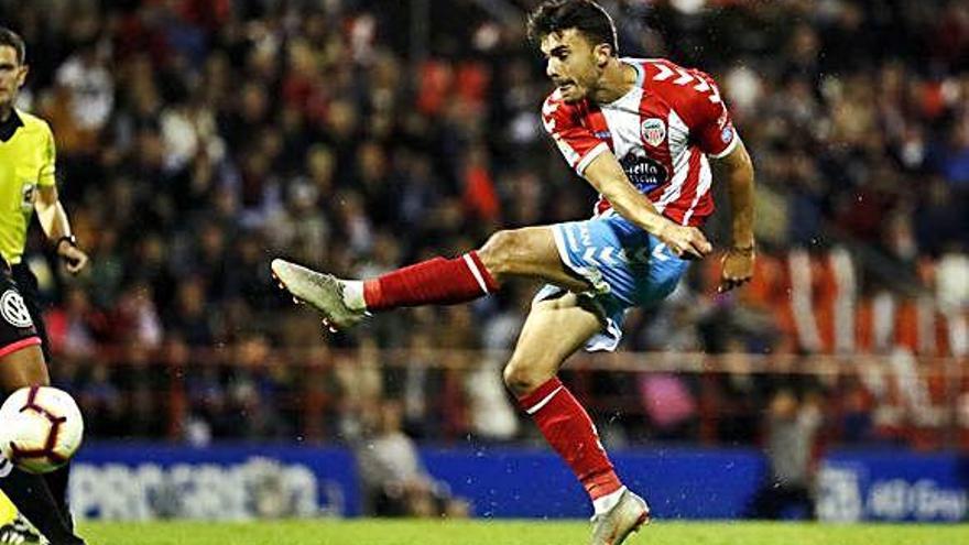 Luis Ruiz golpea la pelota en un partido con el Lugo durante la pasada temporada.