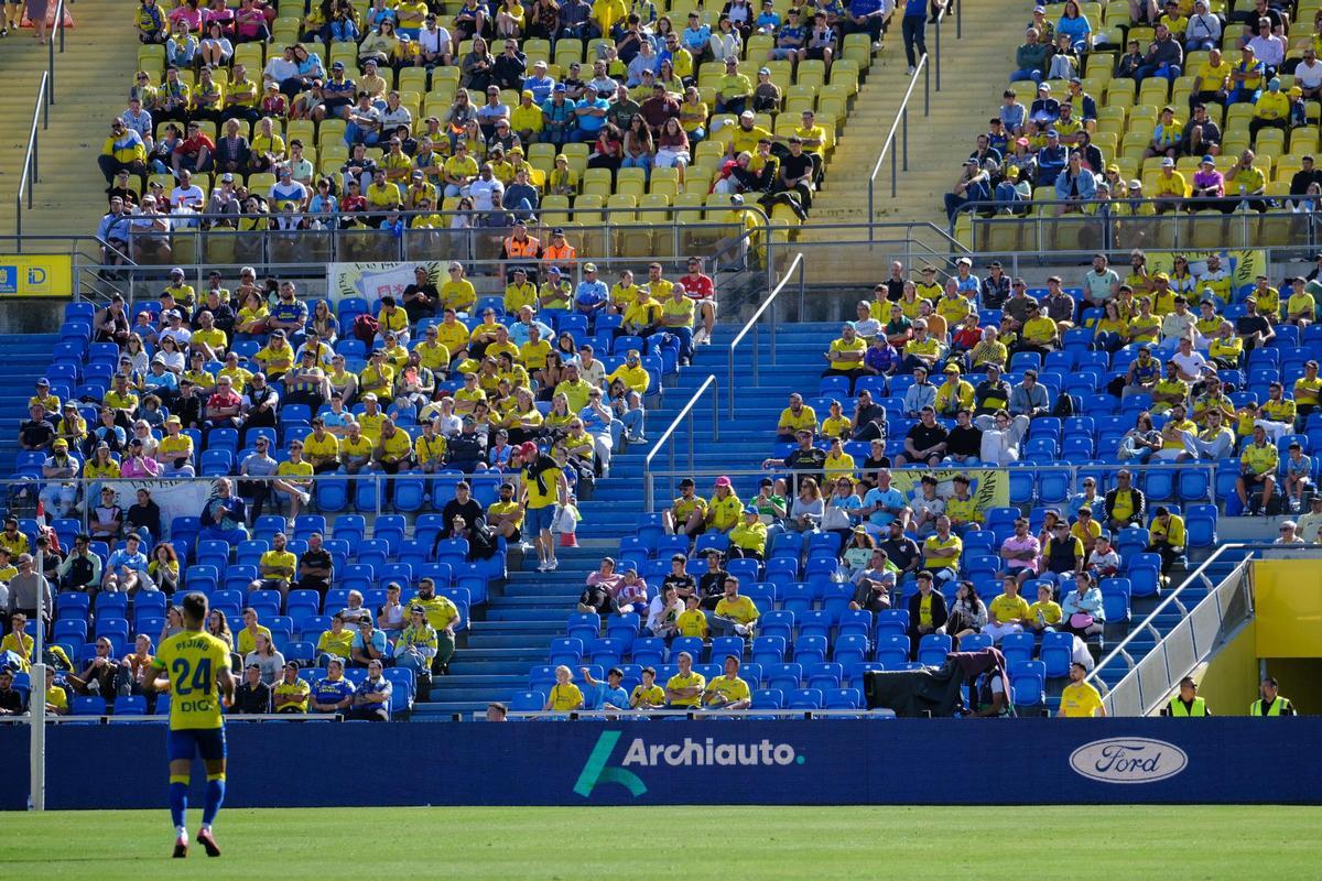 Pejiño frente a las gradas vacías del Estadio de Gran Canaria