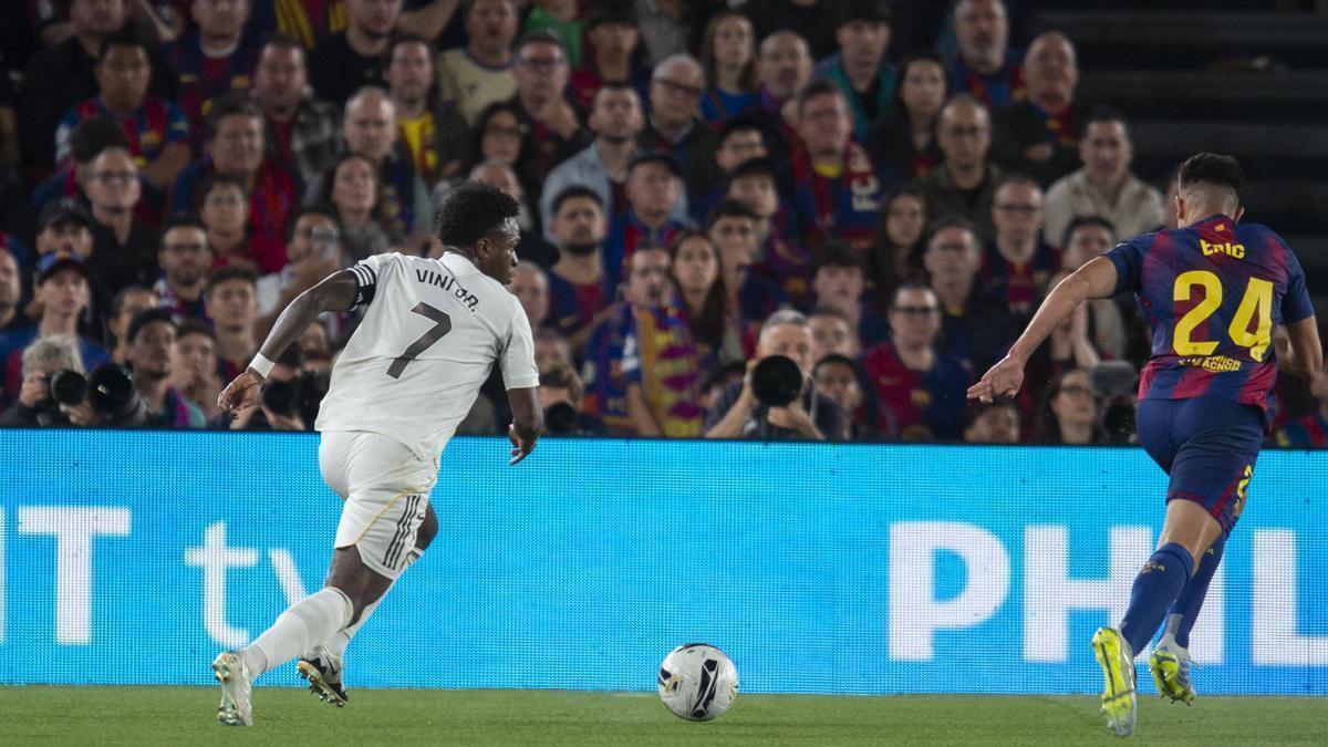 Vinicius encara a Eric durante el 'clásico' en el Camp Nou