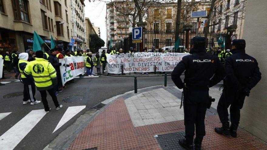 Los jardineros de Zaragoza, en huelga