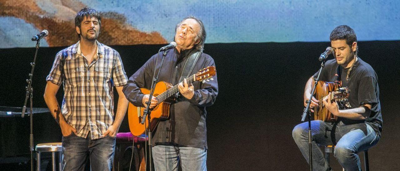 Serrat, con Estopa, en una actuación en Barcelona, en 2014.